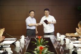 魏焱副总经理给冯健教授发聘书 魏焱副总经理给冯健教授发聘书