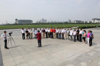 崔永平高工在向同学们介绍九龙湖校区设计 崔永平高工在向同学们介绍九龙湖校区设计