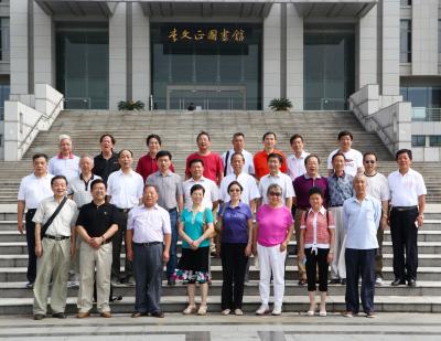 在九龙湖校区图书馆前合影 在九龙湖校区图书馆前合影