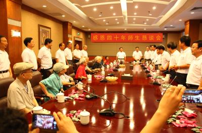 感恩四十年师生恳谈会上校友向老师致敬 感恩四十年师生恳谈会上校友向老师致敬